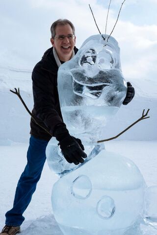 File:ChrisBuckshuggingOlafIceSculpture.jpg