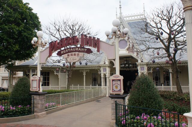 File:Plaza Inn HKDL.jpg