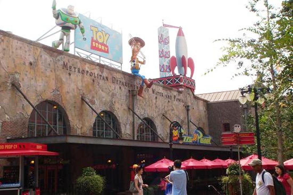 is there a pizza planet in toy story land