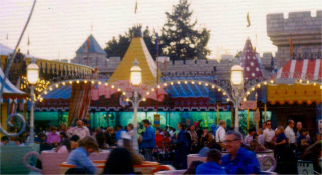 File:1973SWRideMuralAtDusk.jpg