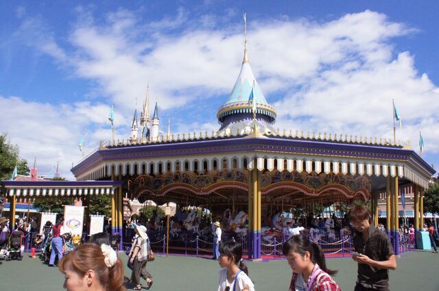 File:Castle Carrousel.jpg