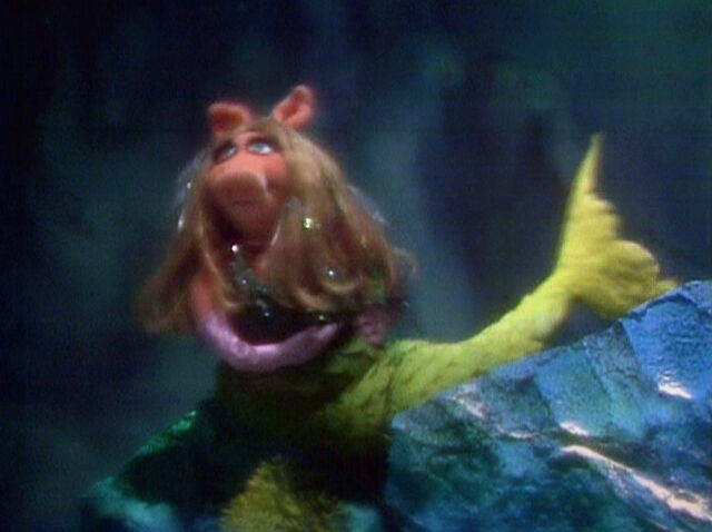 File:Piggy mermaid Octopus Garden.jpg