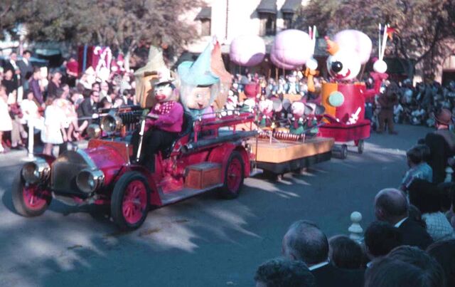 File:Holidayparade4.jpg