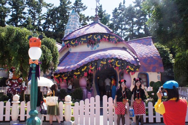 File:Minnies house exterior.jpg