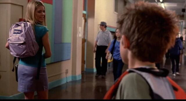 File:Jenna in Hallway .jpg