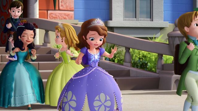 File:Elena and the Secret of Avalor Amulet shining.jpg