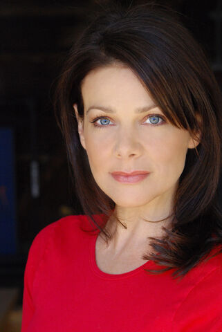 File:Meredith Salenger.jpg
