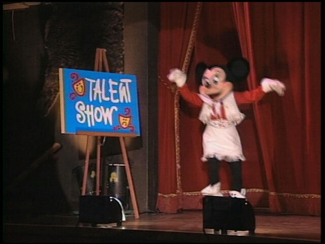 File:MinnieatHoopDeeDooMusicalRevue.jpg