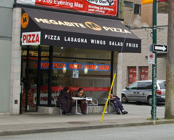File:MegabitePizza001.jpg