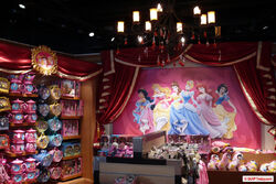 08 walt-disney-studios-store-07.jpg
