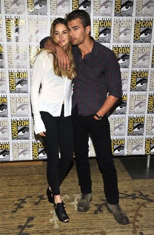 File:-Divergent-Panels-Comic-Con-2013-Day-1-July-18-2013-theo-james-35307415-337-512.jpg