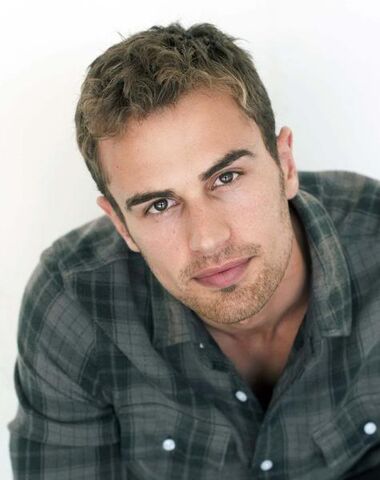 Archivo:TheoJames.jpg