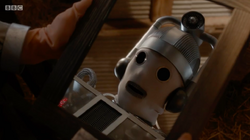 Bill se mira en el espejo - The Doctor Falls