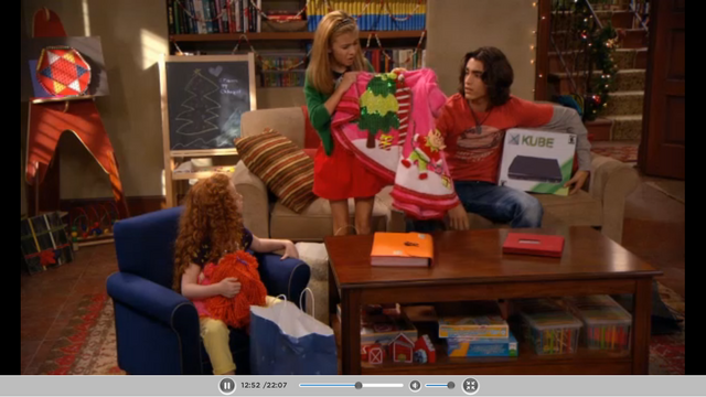 File:Avery viendo su regalo.png