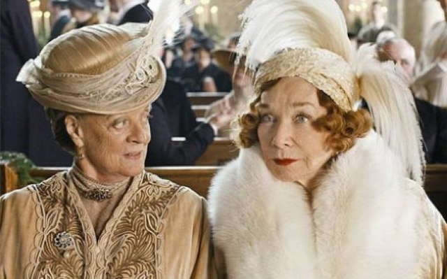 ファイル:Dowager-Countess-of-Grantham-Maggie-Smith-and-Martha-Levinson-Shirley-MacLaine-at-Lady-Marys-Wedding-on-Downton-Abbey.png