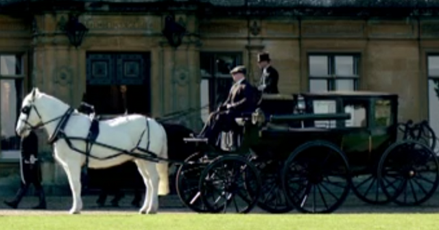 File:TwoCarriagesS3E1.png
