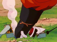 Crilin distrugge il telecomando di disattivazione.png