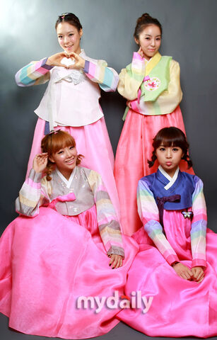 Archivo:B-Dolls-bdolls-17389549-450-703.jpg