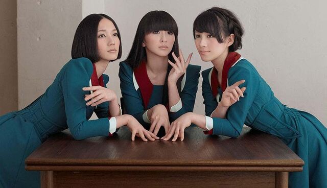 Archivo:Perfume-spending-all-my-time-splash.jpg