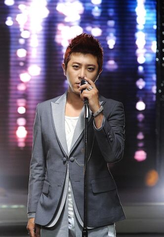 Archivo:Yoon Hyuk3.jpg