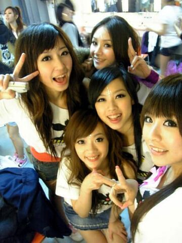 Archivo:Mei mei and friends.jpg