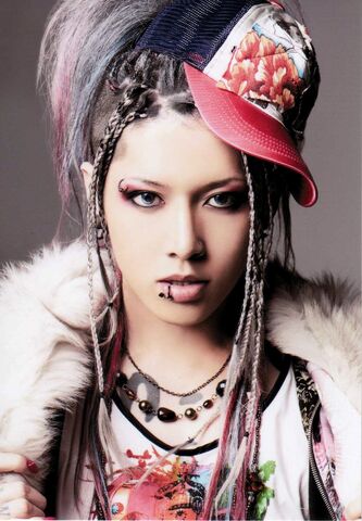 Archivo:Miyavi-sdfdsfdf.jpg