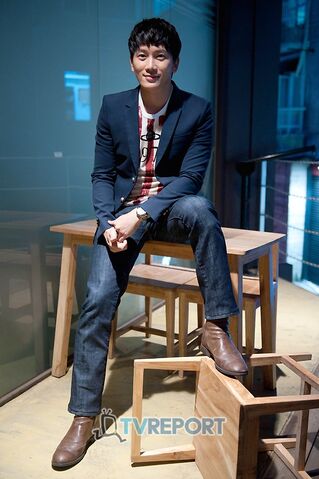 Archivo:Ji Sung9.jpg