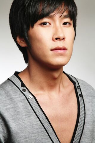 Archivo:Hwang Gun2.jpg