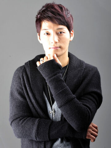 Archivo:Kim Jin Woo (1983)10.jpg