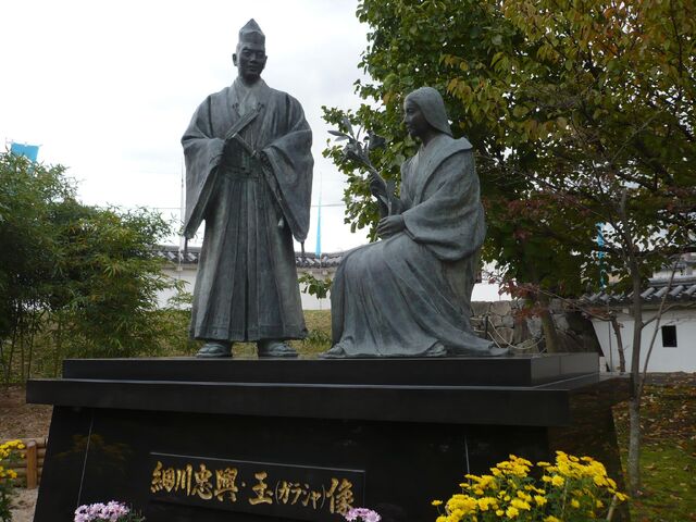File:TadaokiGracia-statue.jpg