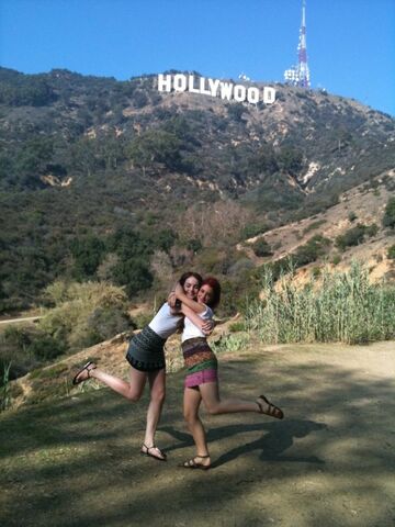 File:Ariana-grande-and-elizabeth-gillies-hollywood-sign-640x853.jpg