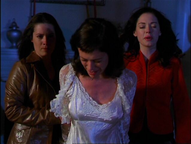 Archivo:Las hermanas vencen a Cole.jpg