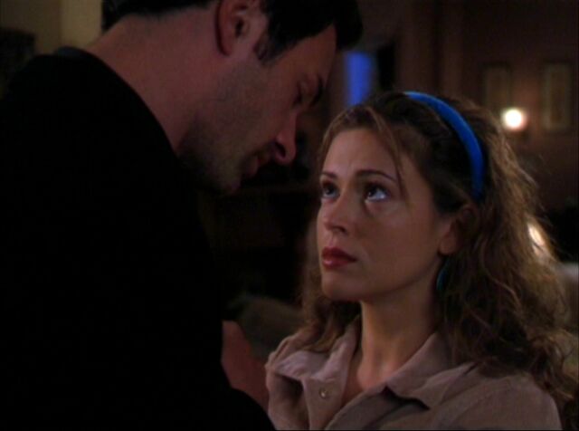 Archivo:3x20Phoebeand Cole.jpg