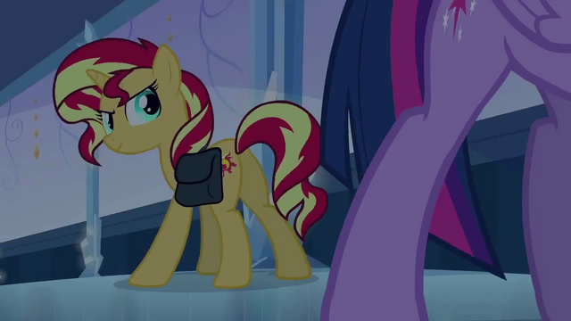 Plik:EG Sunset Shimmer patrzy na nieprzyjaźnie na Twilight.png
