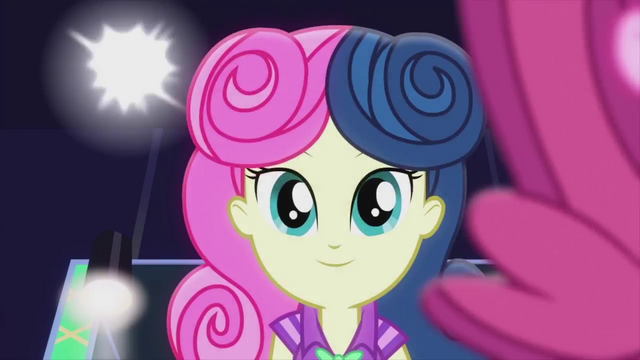 Arquivo:Sweetie Drops walking on the runway EG2.png
