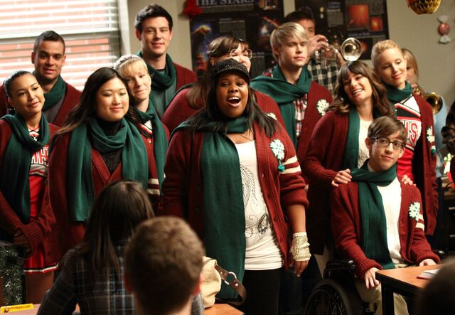 Archivo:A Very Glee X+.jpg