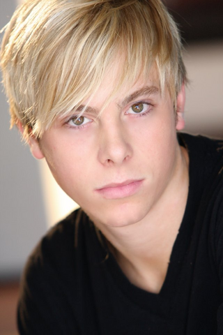 Archivo:Riker Lynch.png