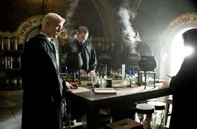P6 Draco en clases de pociones.jpeg