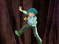 EP560 Angie sujeta entre las rocas.png