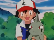 EP260 Ash con Larvitar.png