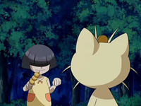 EP559 Niña fantasma atrayendo a Meowth.png