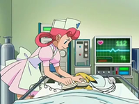 EP543 Enfermera Joy usando los desfibriladores con Pikachu.png