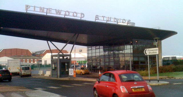 Archivo:Pinewood Studios Gateway.jpg