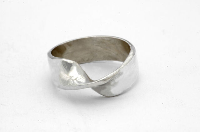 File:Mobius-ring3.jpg