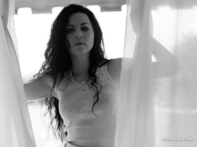 File:Amy black and white.jpg