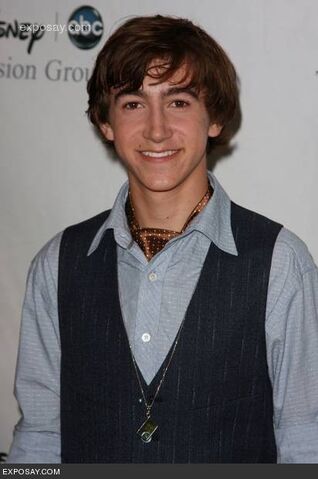 File:Vincent-martella-abc-and-disney-tca-all-star-party-winter-press-tour-arrivals-0jVOBs.jpg