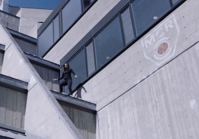 File:Bobbie escapes Mars embassy.jpg