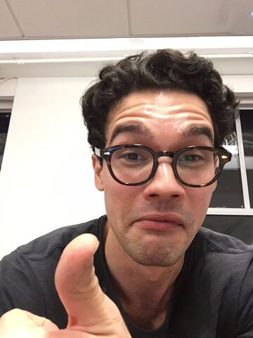 File:TheExpanse-StevenStrait-ThumbsUp.jpg