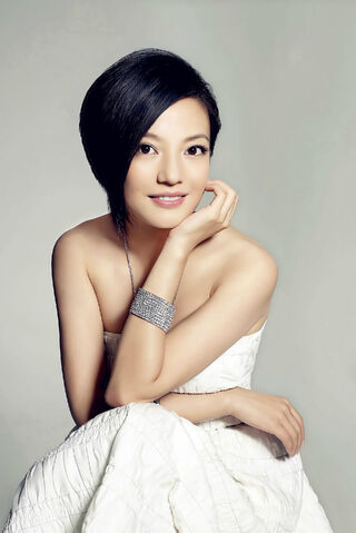 File:Zhao Wei White Dress Necklace.jpeg