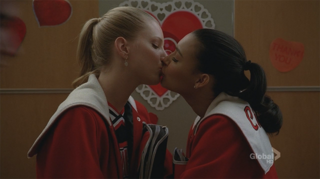Datei:Brittany-santana-kiss-1-.png